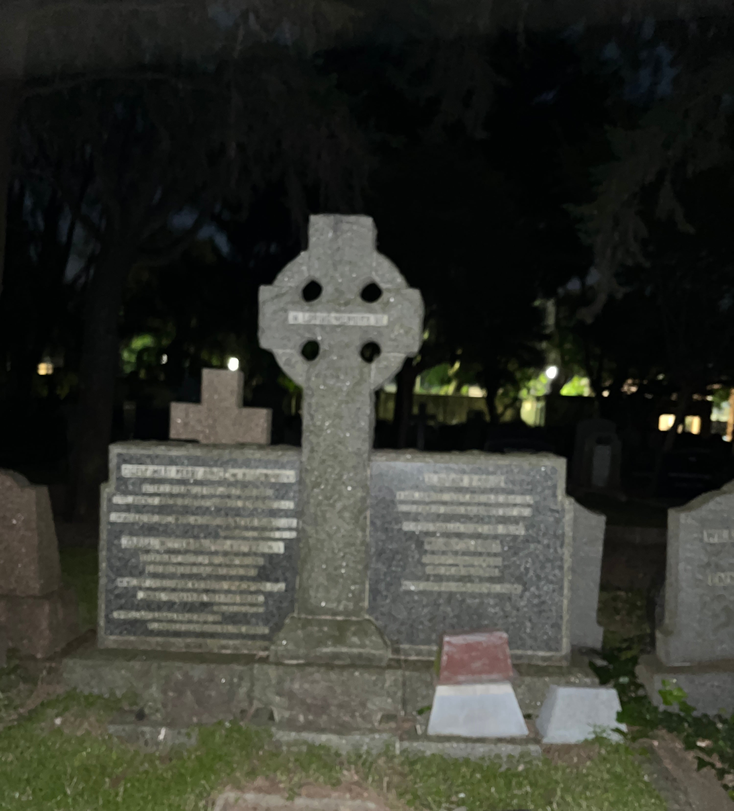 En el cementerio abundan las cruces celtas, símbolo de los difuntos protestantes