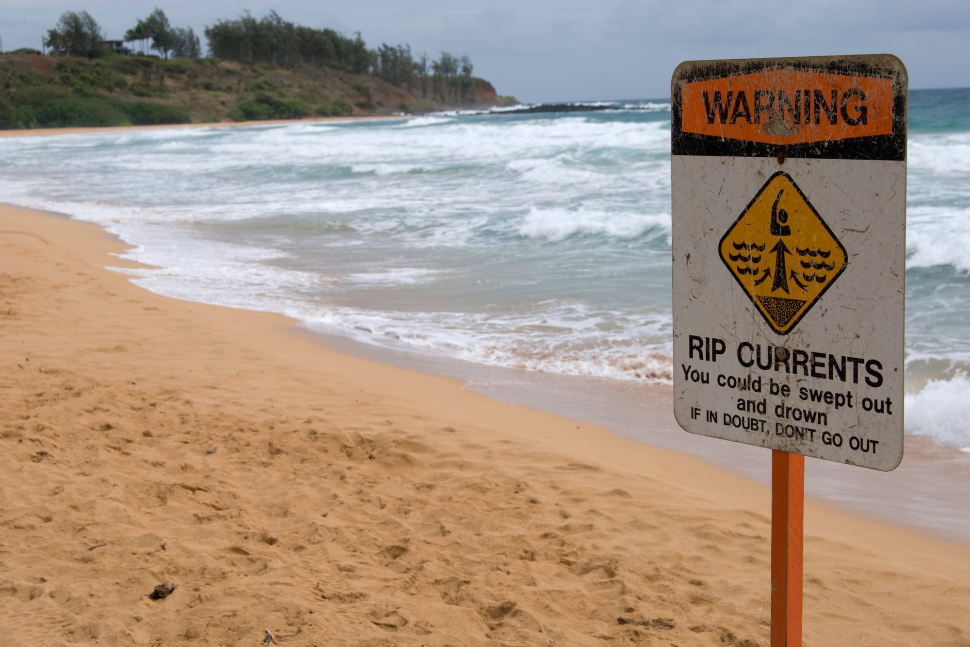 Las corrientes de resaca empujan a los bañistas mar adentro y se vuelven muy peligrosas para los inexpertos