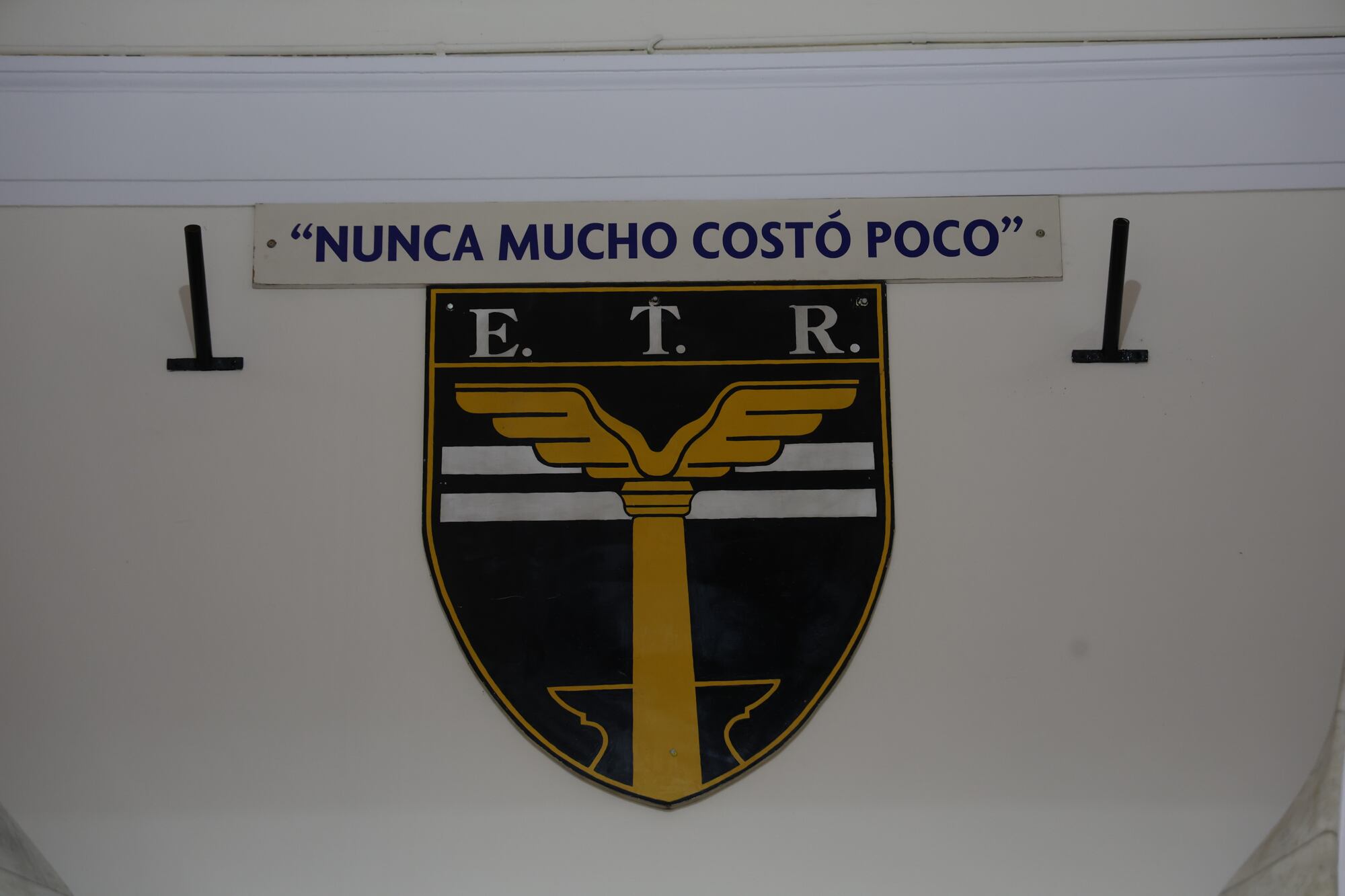 “Nunca mucho costó poco” es el lema de la escuela desde 1940