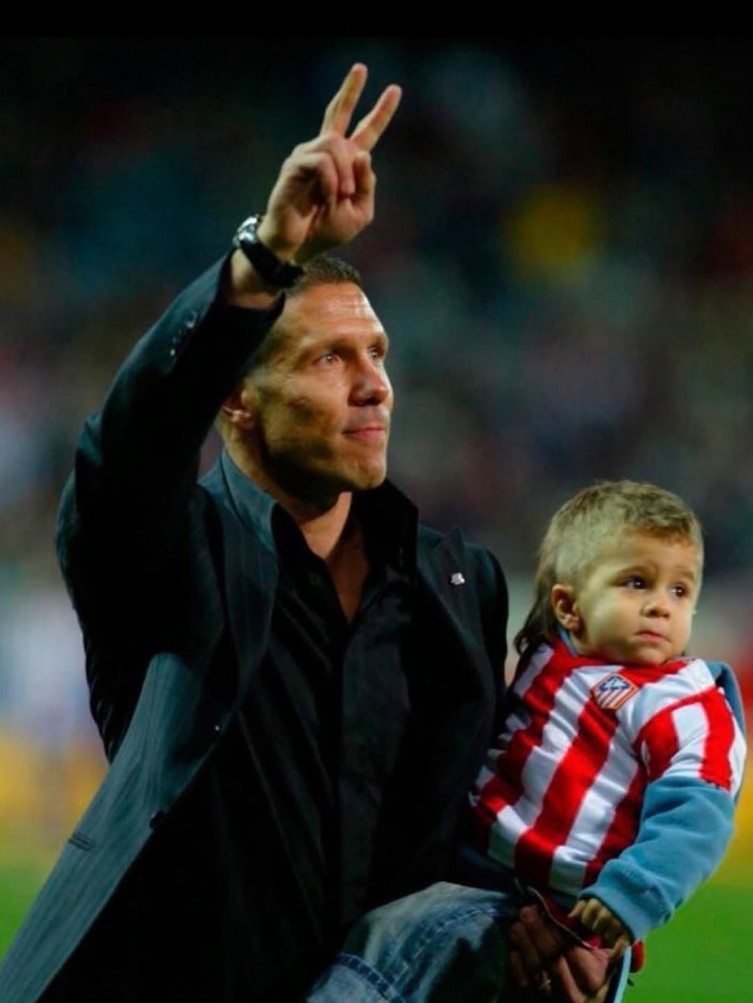 El Cholo junto a Giuliano Simeone apenas siendo un bebé pero ya con la camiseta del Atlético bien puesta