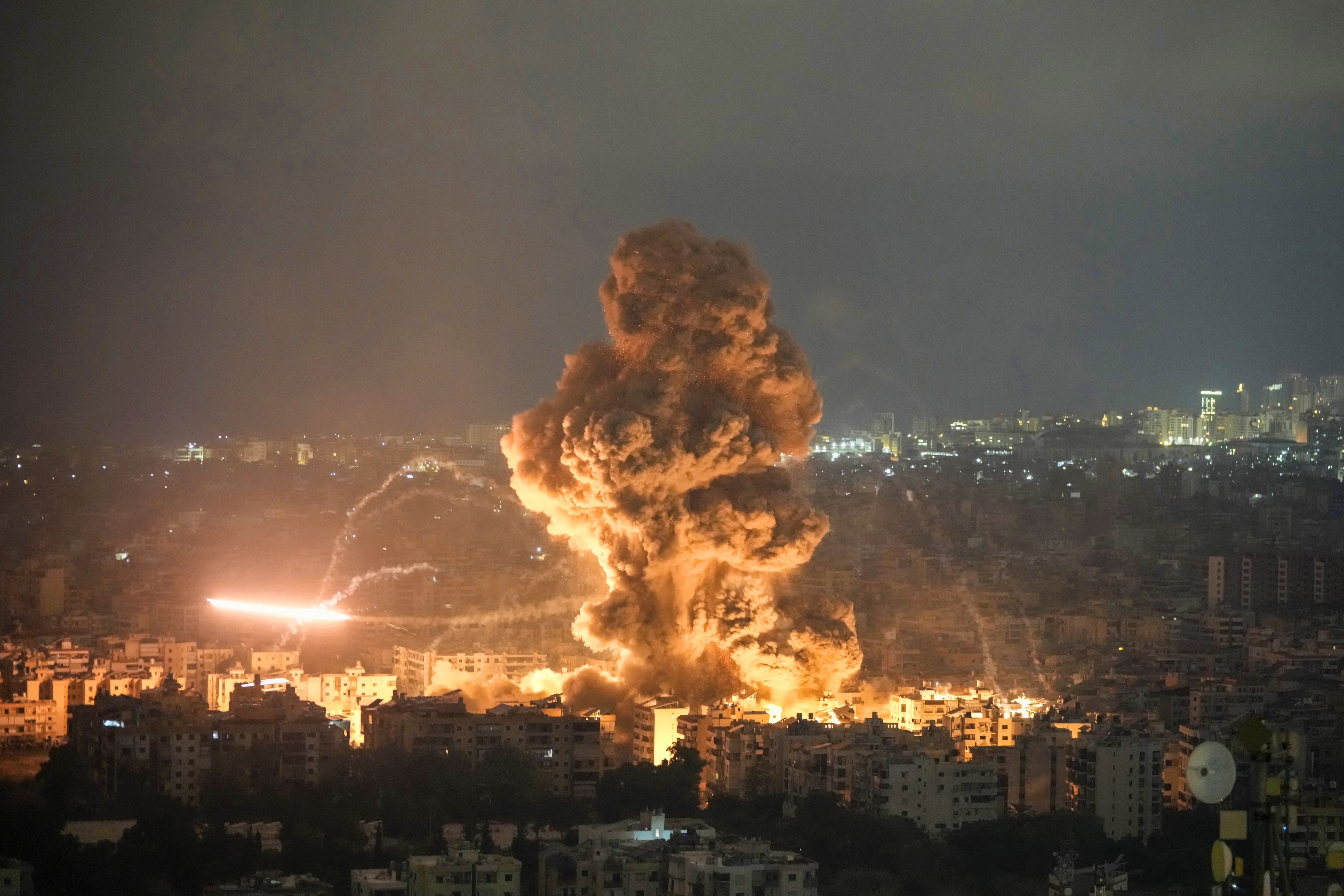 Las llamas y el humo se elevan desde un ataque aéreo israelí en Dahiyeh, Beirut, Líbano