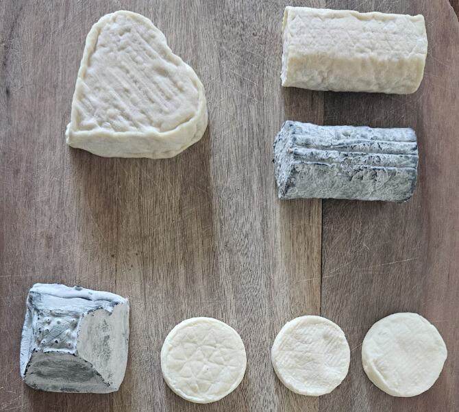 Con técnicas aprendidas en granjas francesas, de Rincquesen elabora quesos lácticos, yogur y dulce de leche de cabra, priorizando calidad, bienestar animal y cuidado del ambiente