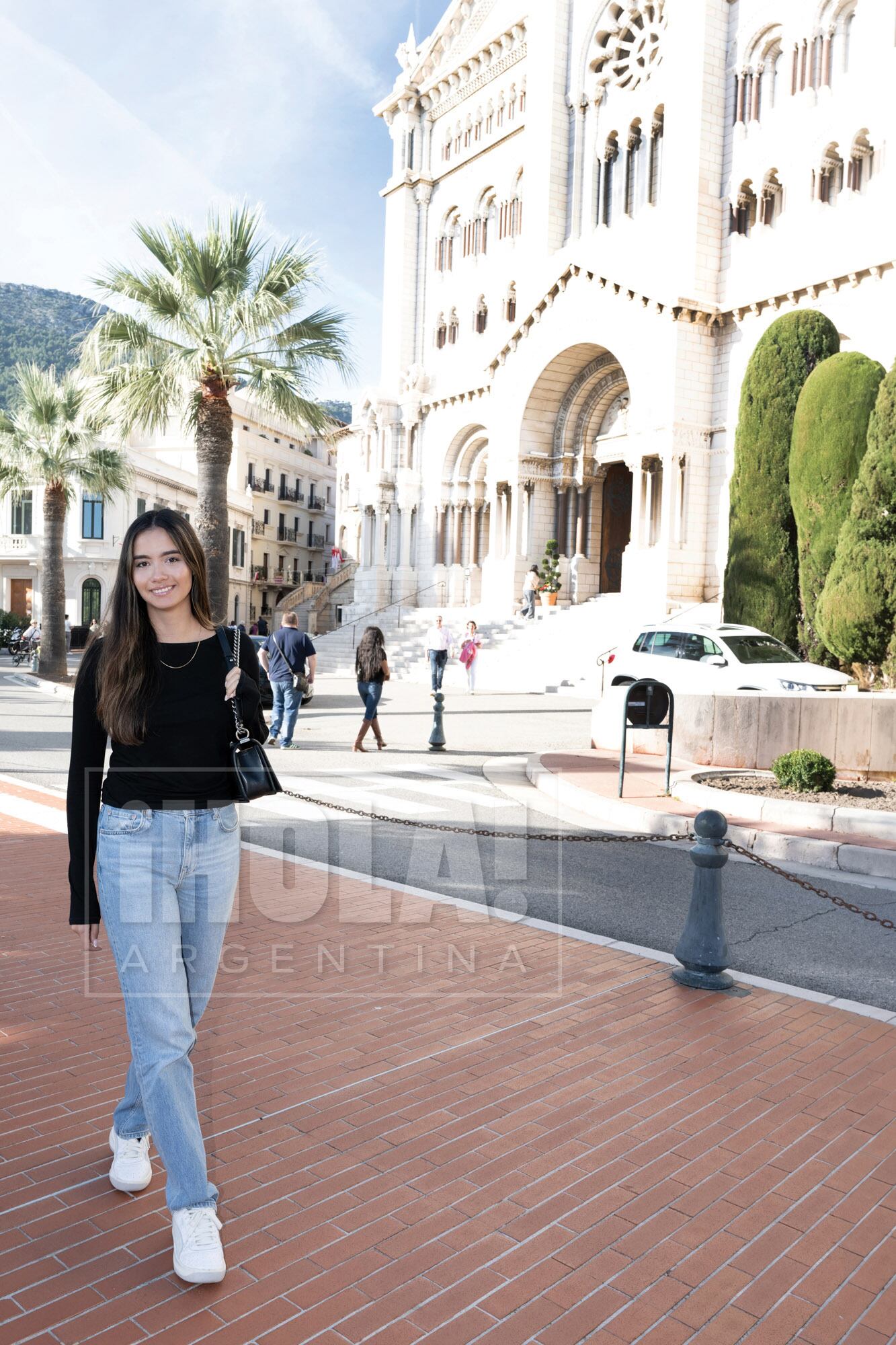 Andanin pasea por Montecarlo. Detrás, el palacio de los Grimaldi, símbolo del principado y escenario de los momentos más importantes en la vida de la familia real.