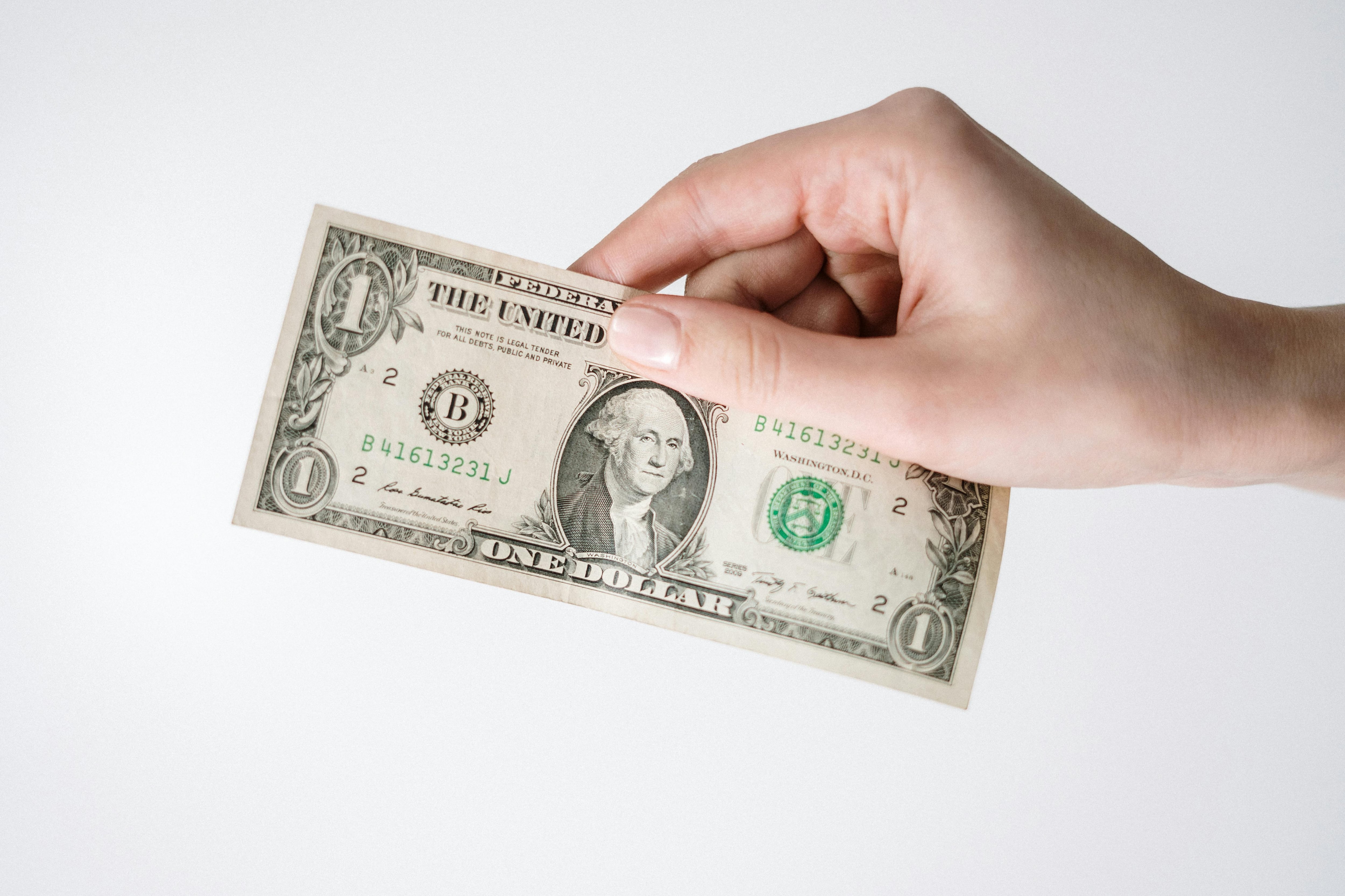 Consultar y comparar las comisiones y el tipo de cambio puede representar un ahorro importante al enviar remesas de EE.UU. a México (Pexels/cottonbro studio)