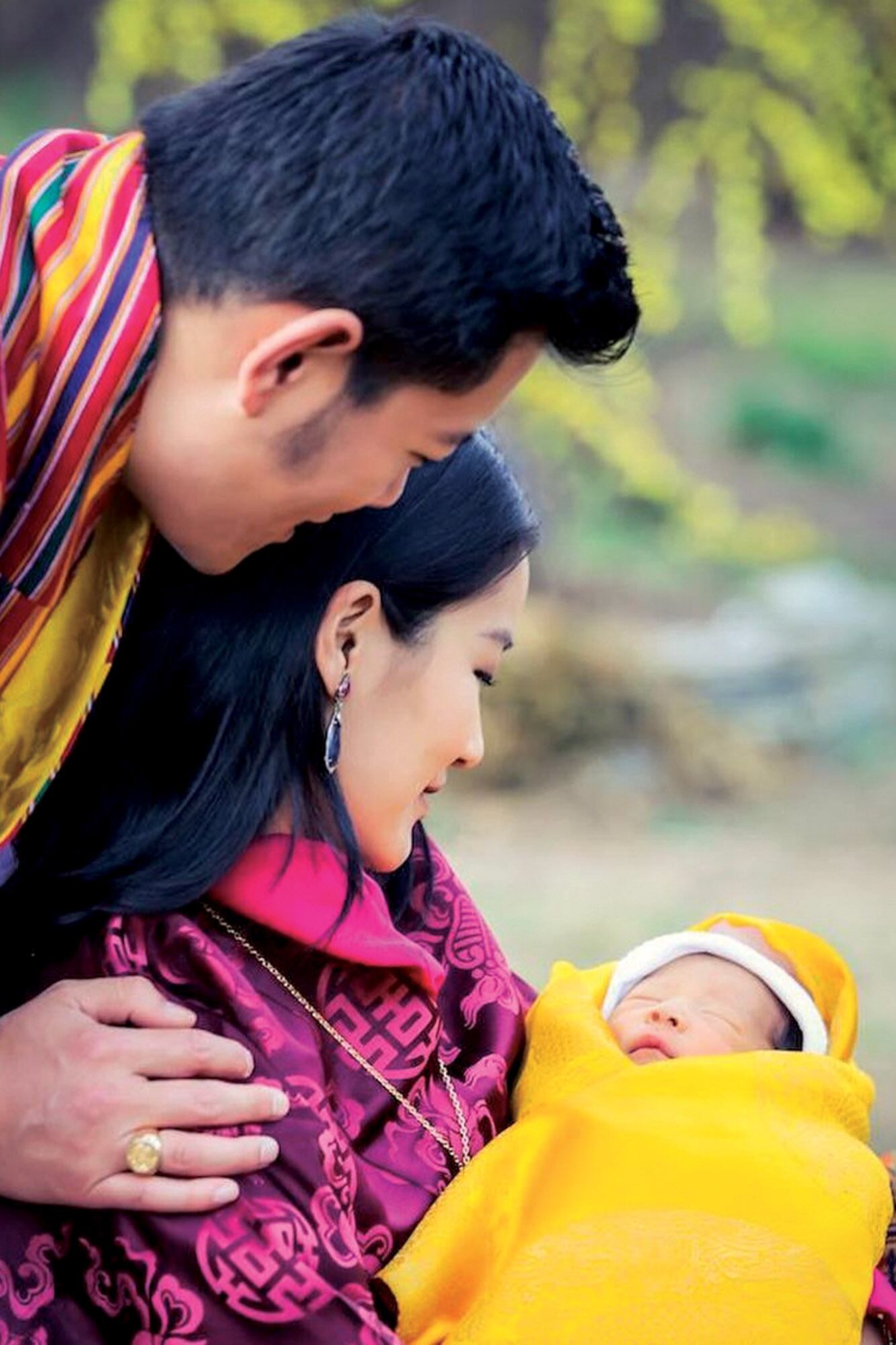 Los reyes dragón, tras el nacimiento de su primogénito, Jigme Namgyel. El príncipe heredero, quien actualmente tiene 8 años, ya debutó en solitario: presidió las celebraciones por la fundación de una ciudad al sur de su país.