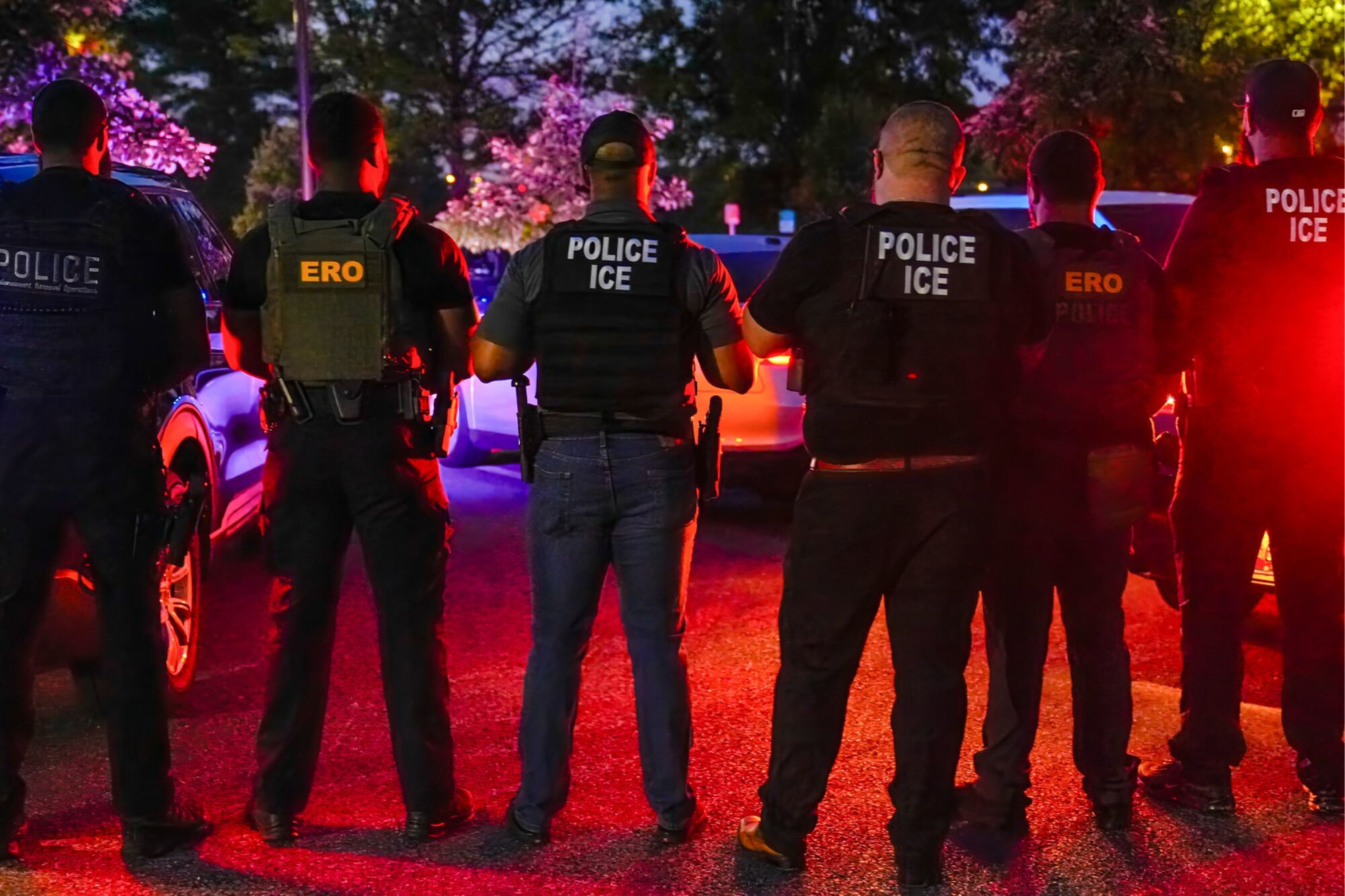 Efectivos del Servicio de Control de Inmigración y Aduanas (ICE), en un operativo.