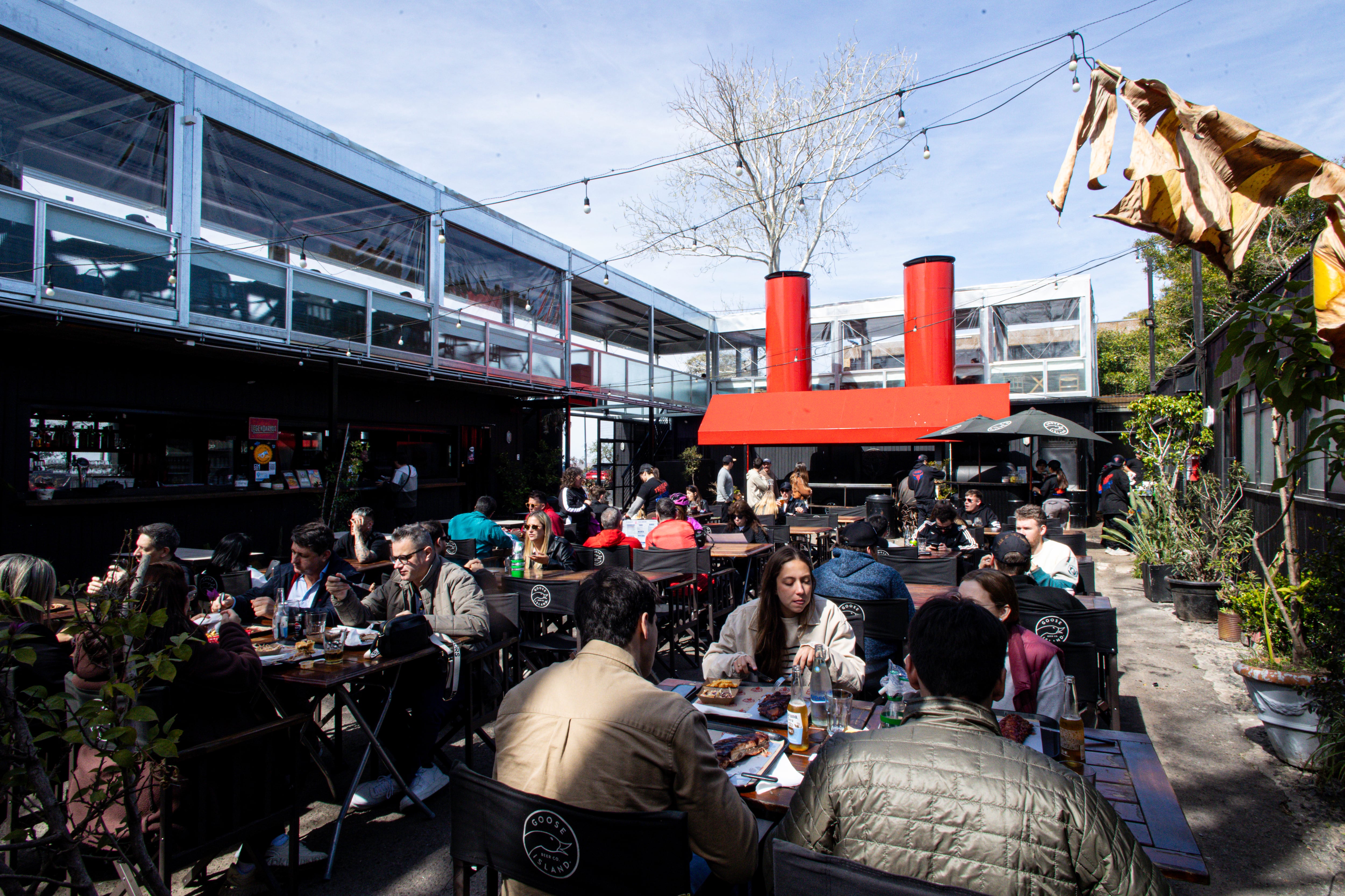 Agenda de finde: un duelo de asado vs ahumado, 7 Bares Notables en la Noche de los Museos, y arte con cocina judía