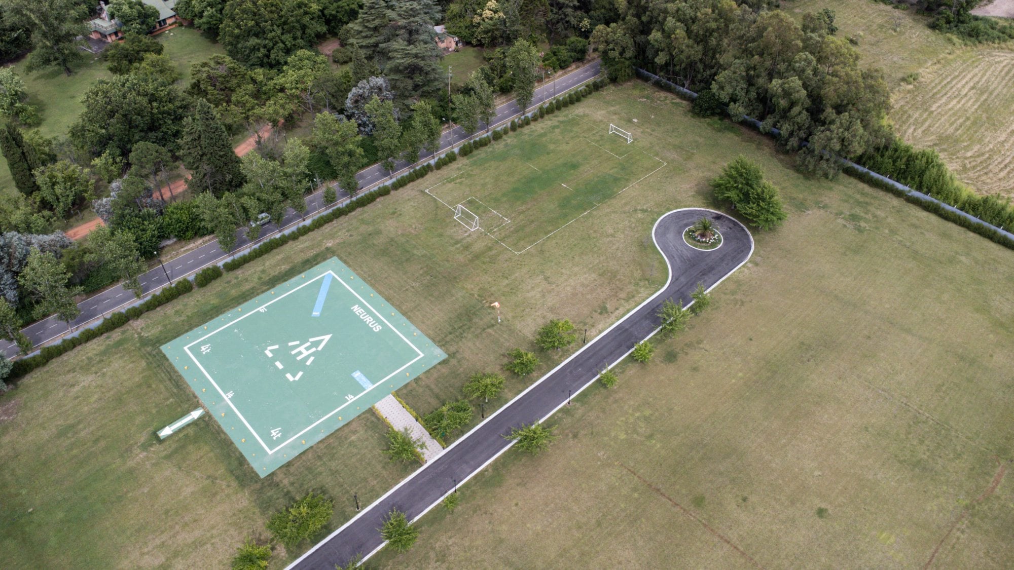 La mansión que despertó las sospechas de los vecinos de Villa Rosa por el helipuerto y el asfalto a medida