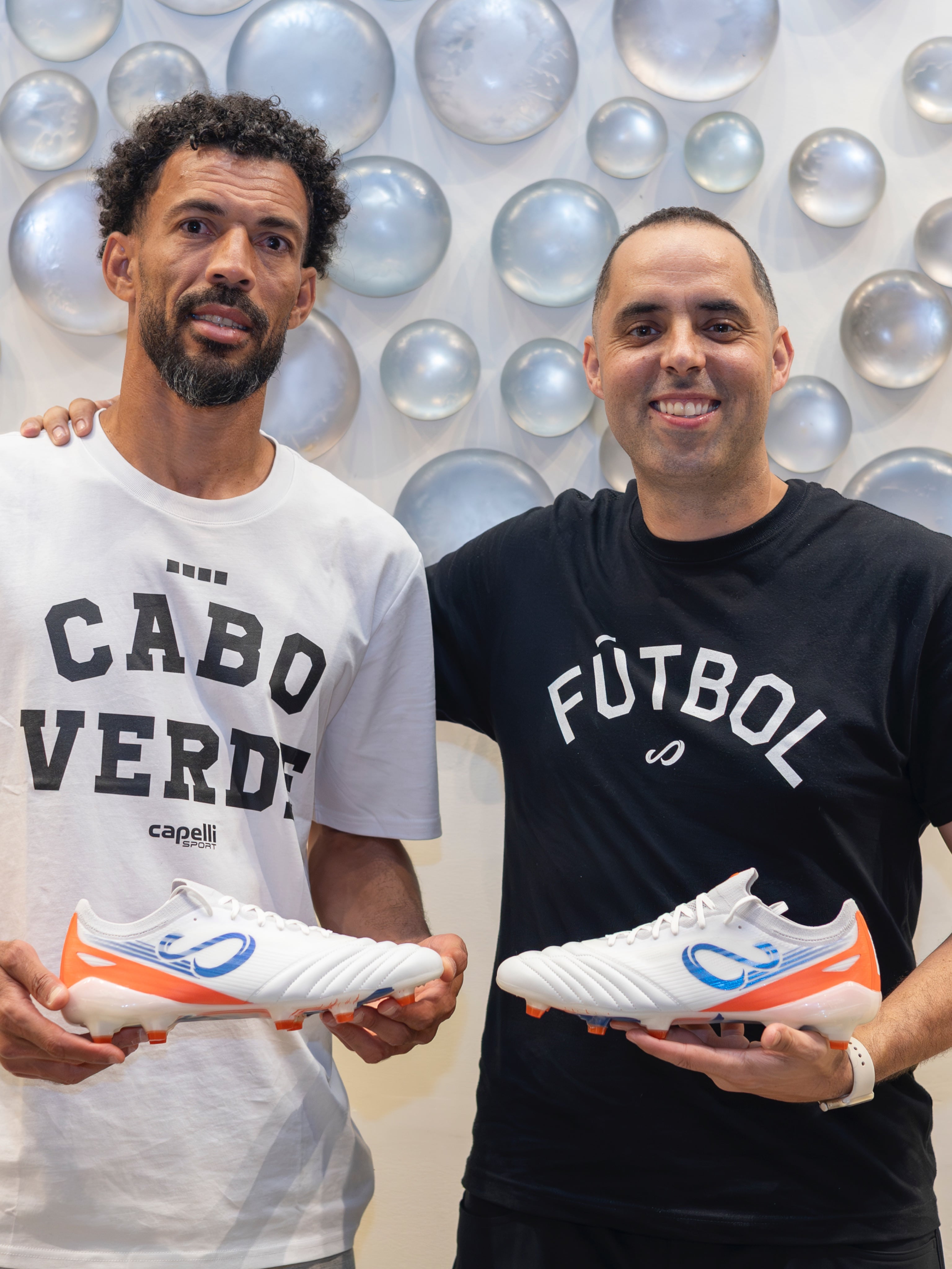 El arquero de Cabo Verde, Vozinha, junto a Santiago Halty, el argentino dueño de la marca que diseña sus botines