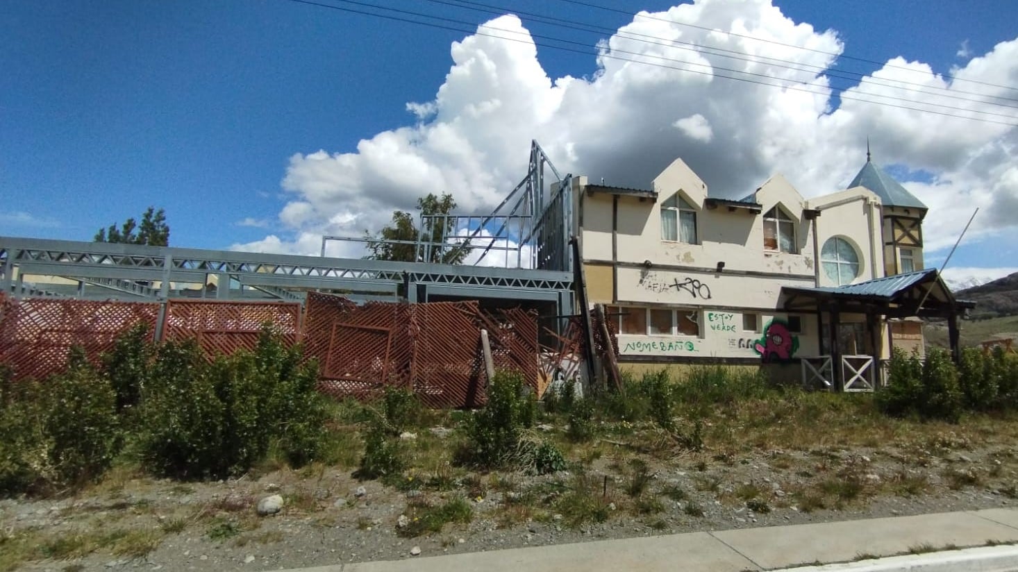 El destino de los hoteles de los Kirchner: dos funcionan, uno está cerrado y el cuarto, tomado por ocupas 10 Fachada de la parte antigua del hotel La Aldea ubicado en la esquina de Martin Miguel de Güemes y Agostini, El Chaltén, Santa Cruz.