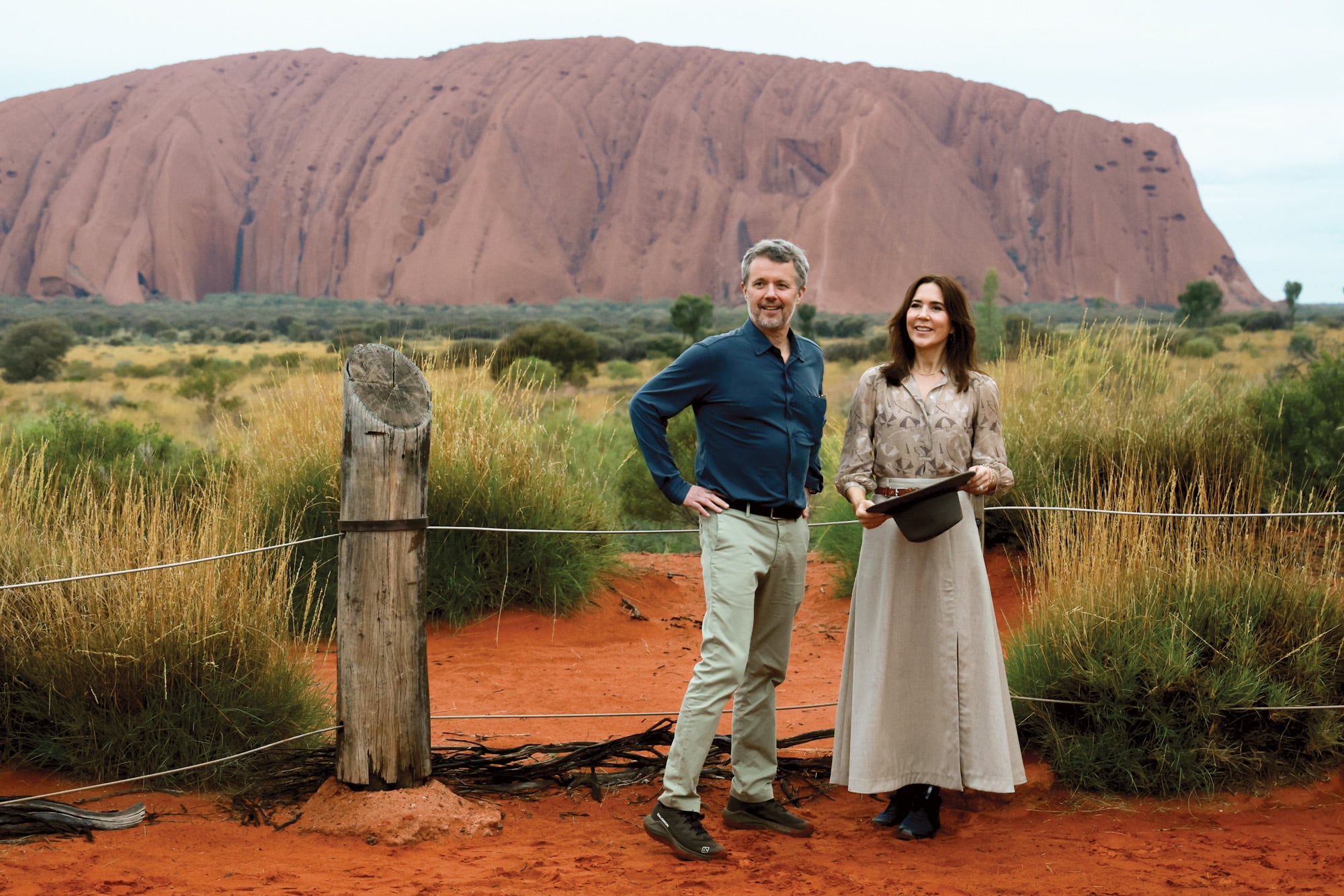 En el desierto de Uluru, Mary
escoltó a su marido, el rey
Federico, vestida con un conjunto
de blusa ligera de manga francesa
con un sutil estampado de
paraguas en tonos tierra que
combinó con una falda midi en
tono arena de MKT Studio. Entre
los accesorios, llevó sombrero
australiano de ala ancha de la
firma Akubra y un abanico a tono