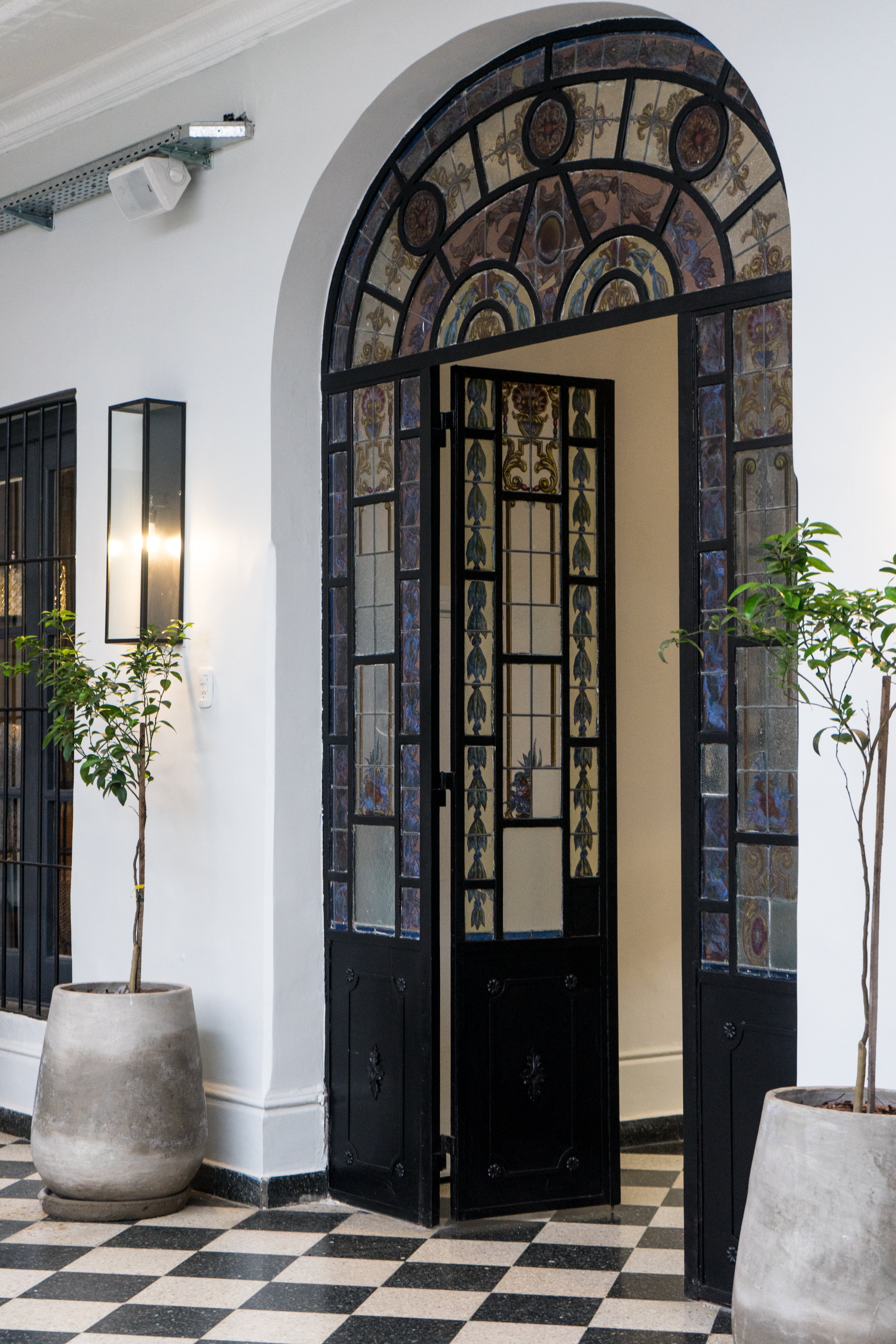 No solo las puertas eran altas en las construcciones antiguas sino que también se enmarcaban con diseño de herrería o vitreaux