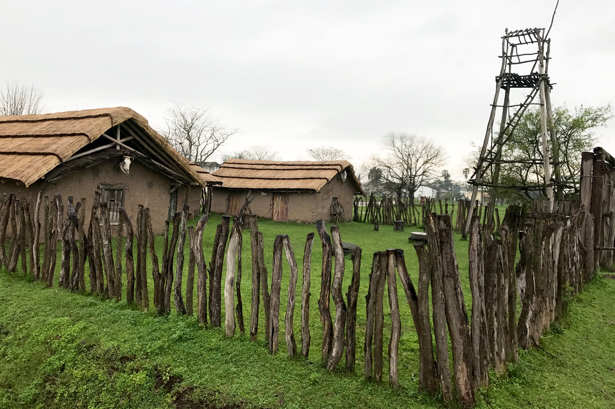 Escapada: a 150 kilómetros de Buenos Aires, un viaje que revive la época de los malones donde mataron a Dorrego 7 Réplica de un antiguo fortín con mangrullo