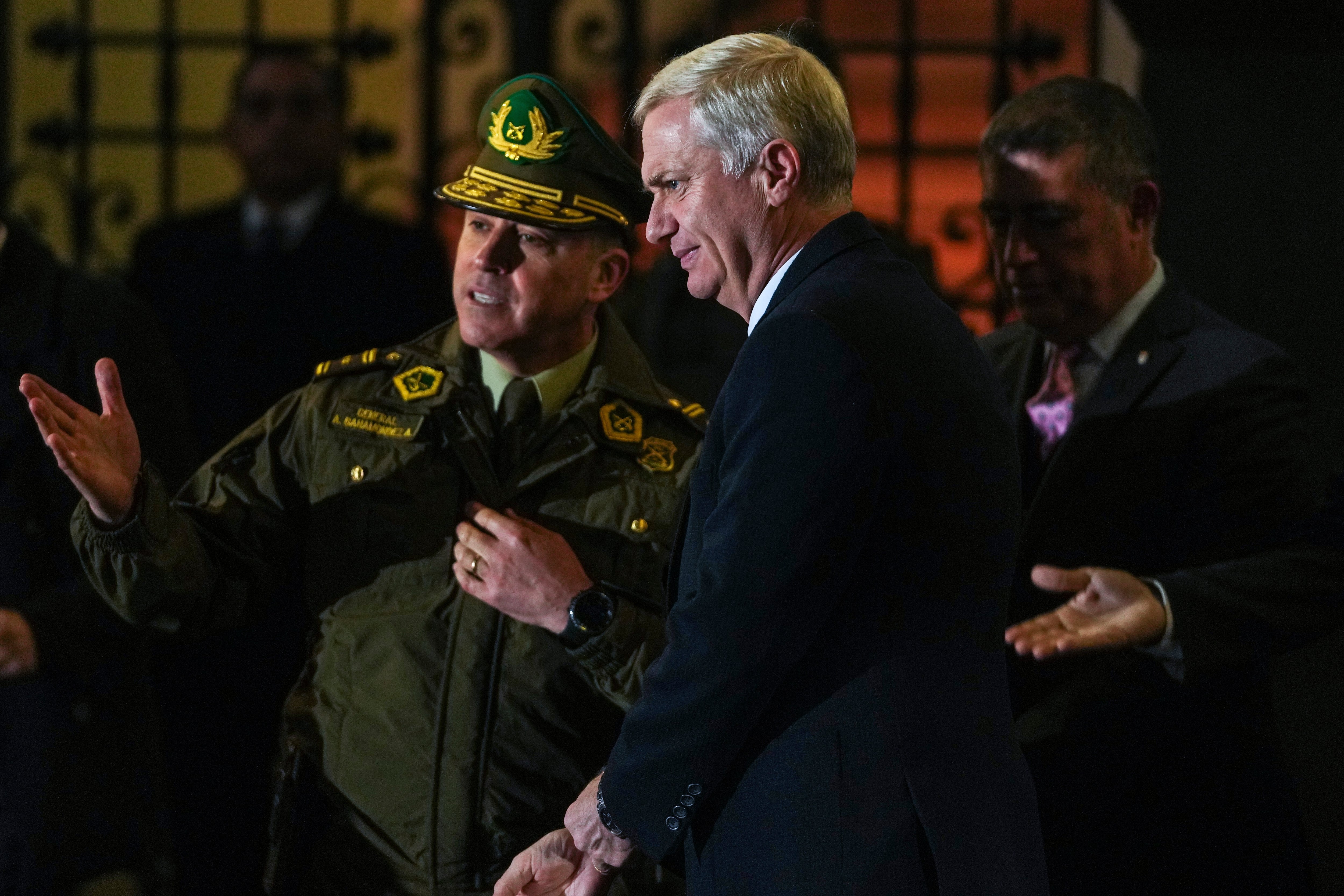 El presidente chileno, José Antonio Kast, aquí conversando con mandos policiales, sufrió una rápida caída de aprobación