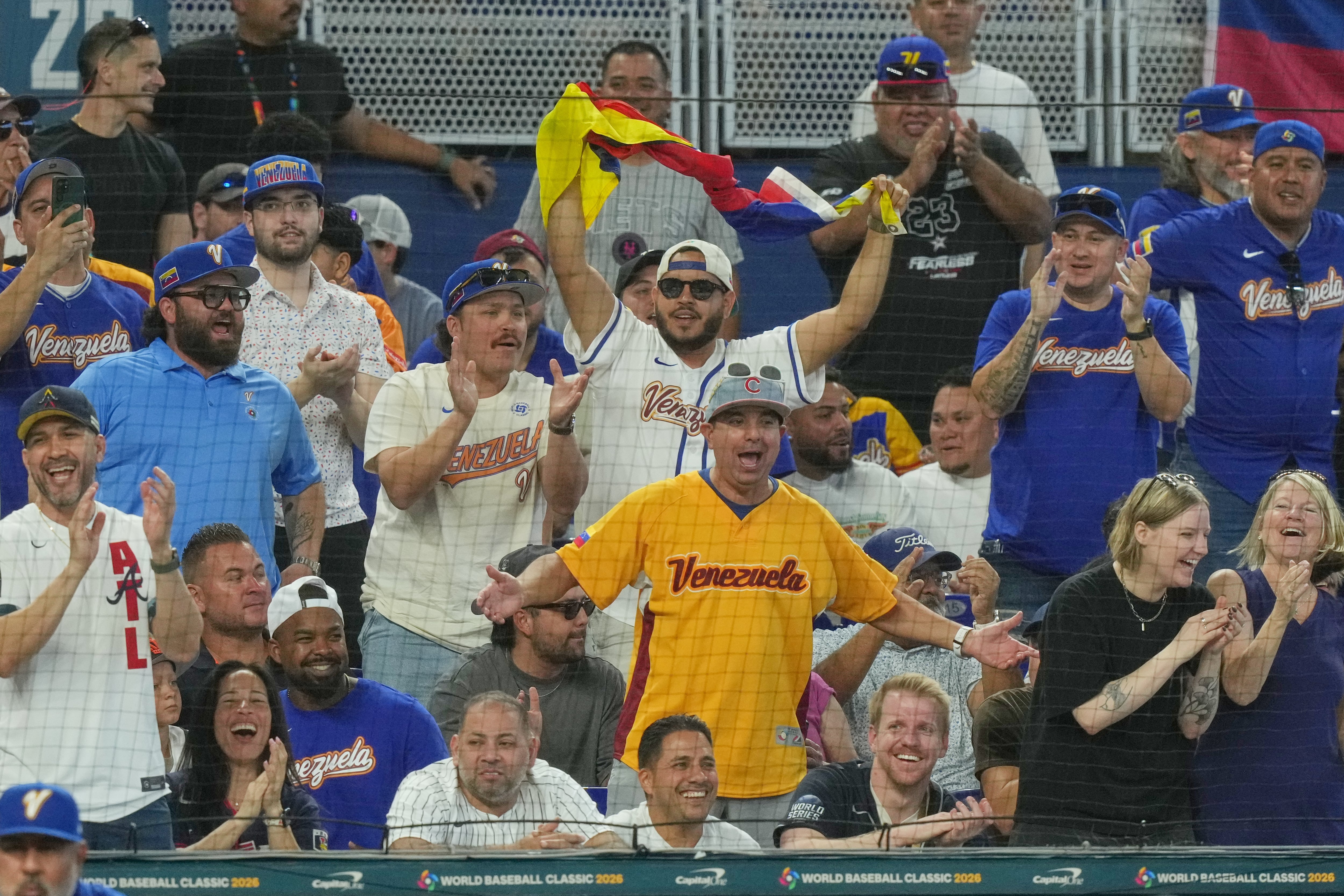 Fanáticos de Venezuela alientan a la selección durante el juego contra Holanda en el Clásico Mundial de béisbol, el viernes 6 de marzo de 2026, en Miami. (AP Foto/Marta Lavandier)