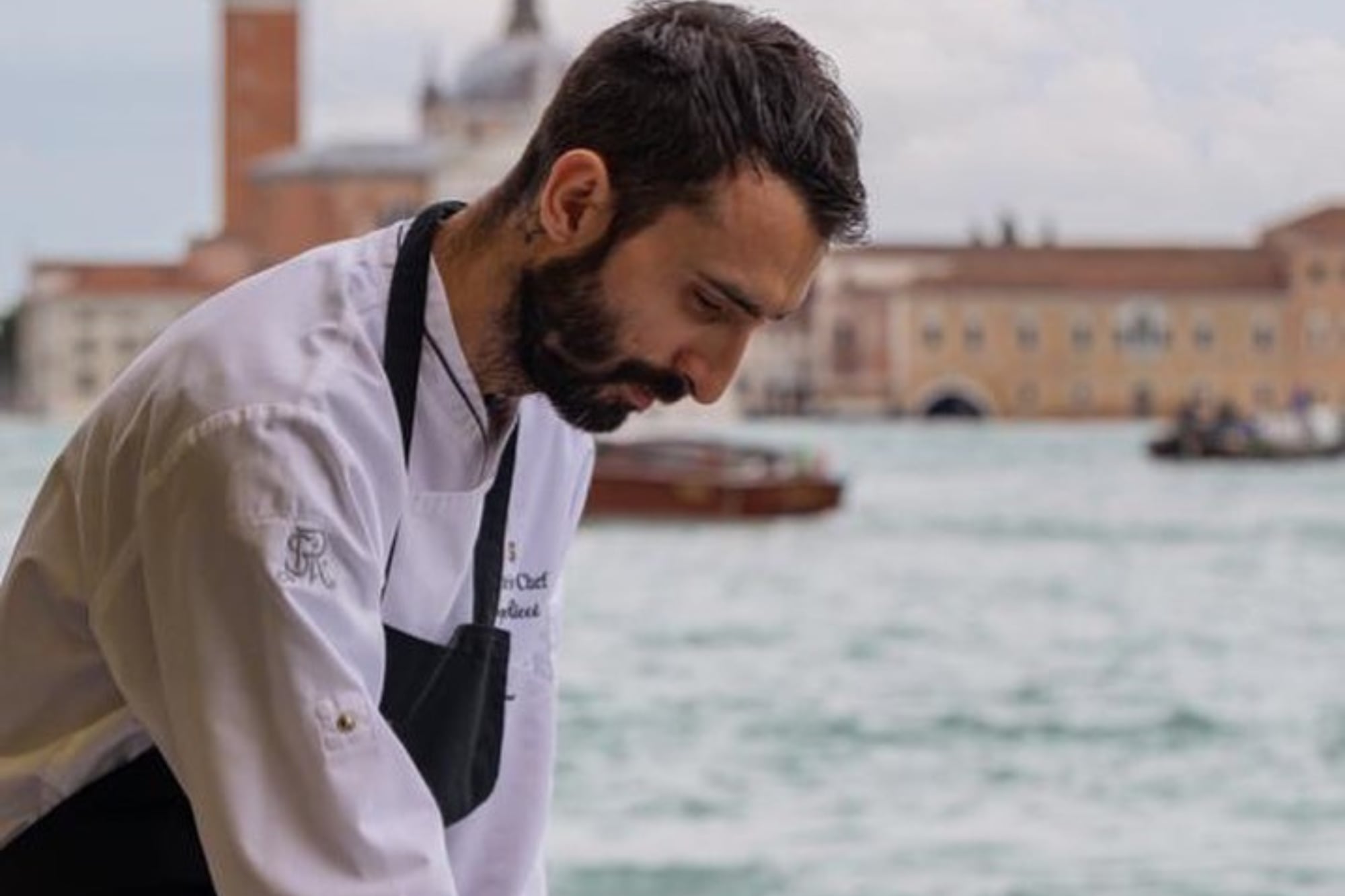 Es chef, tiene 41 años y cocinó en la boda de Jeff Bezos: “Con buenos tomates, aceite de oliva y albahaca fresca, se puede hacer magia”
