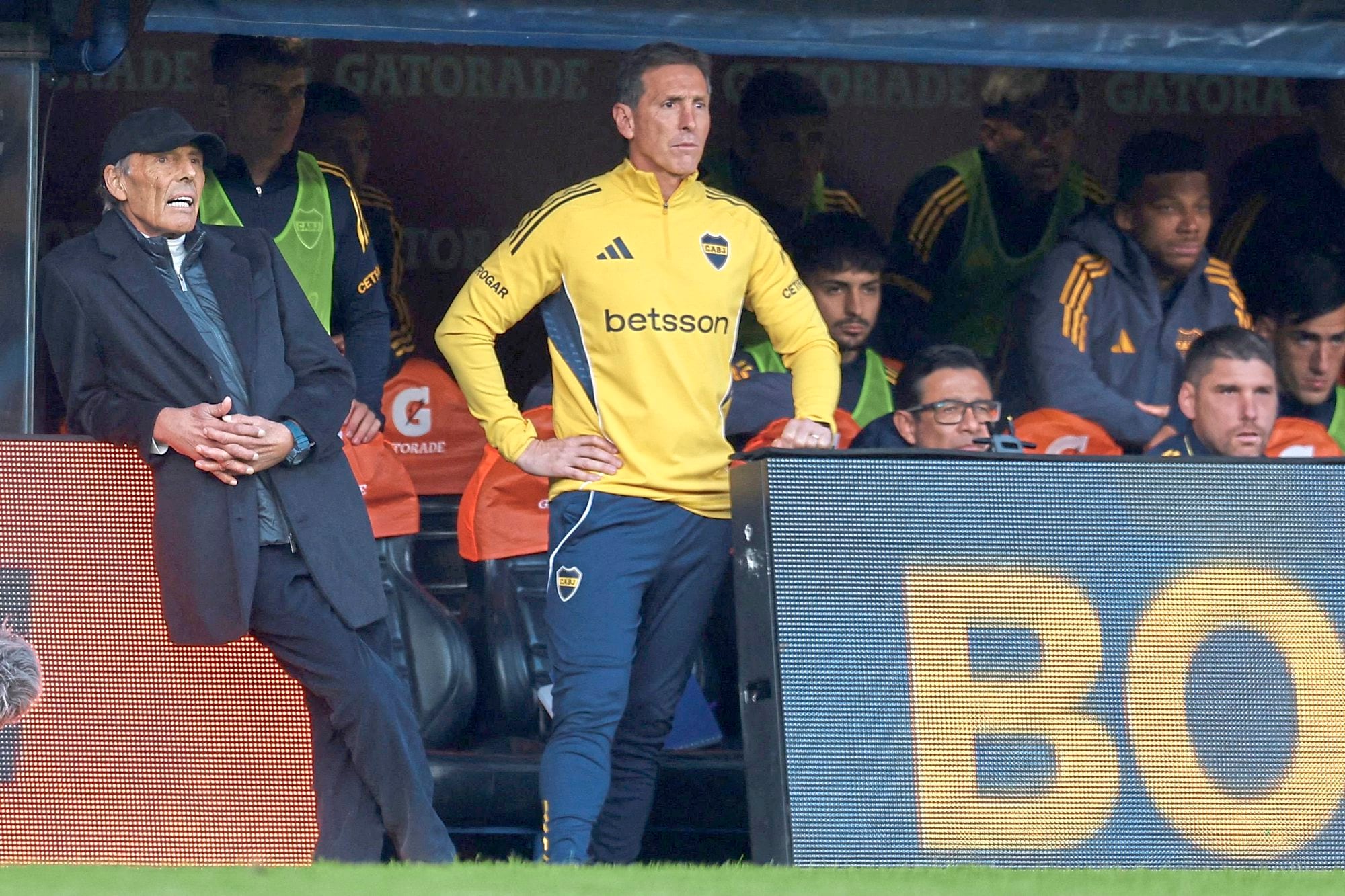 Sólo en la Bombonera suele ponerse de pie, aunque no se mueve de su zona: las indicaciones pasan a ser obligación casi exclusiva de Claudio Úbeda.