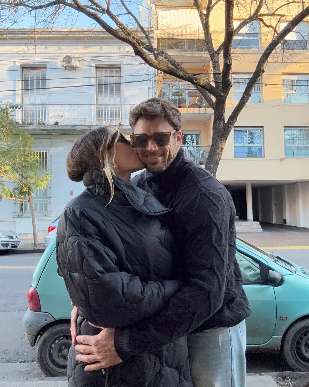 El 20 de junio, día de su aniversario, los flamantes padres salieron a pasear por primera vez con su bebé de una semana (Foto: Instagram @jmena)