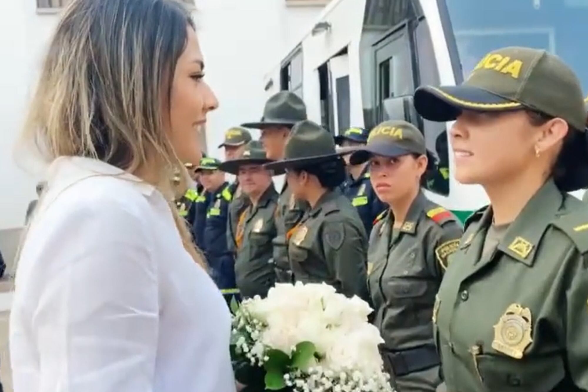 Una mujer policía fue sorprendida por su novia con una particular propuesta de matrimonio