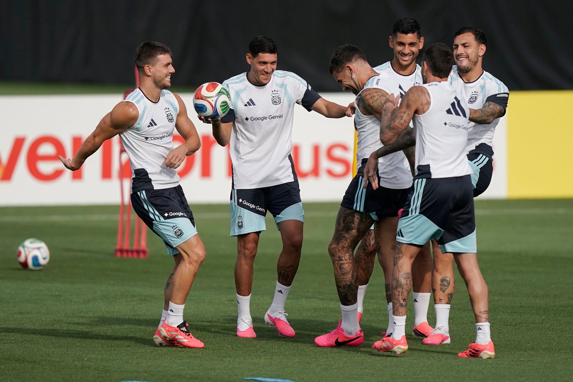 Nahuel Molina llegó a adueñarse del lateral derecho, pero ante Argelia ingresó en el segundo tiempo y ahora vuelve a disputar el puesto con Gonzalo Montiel