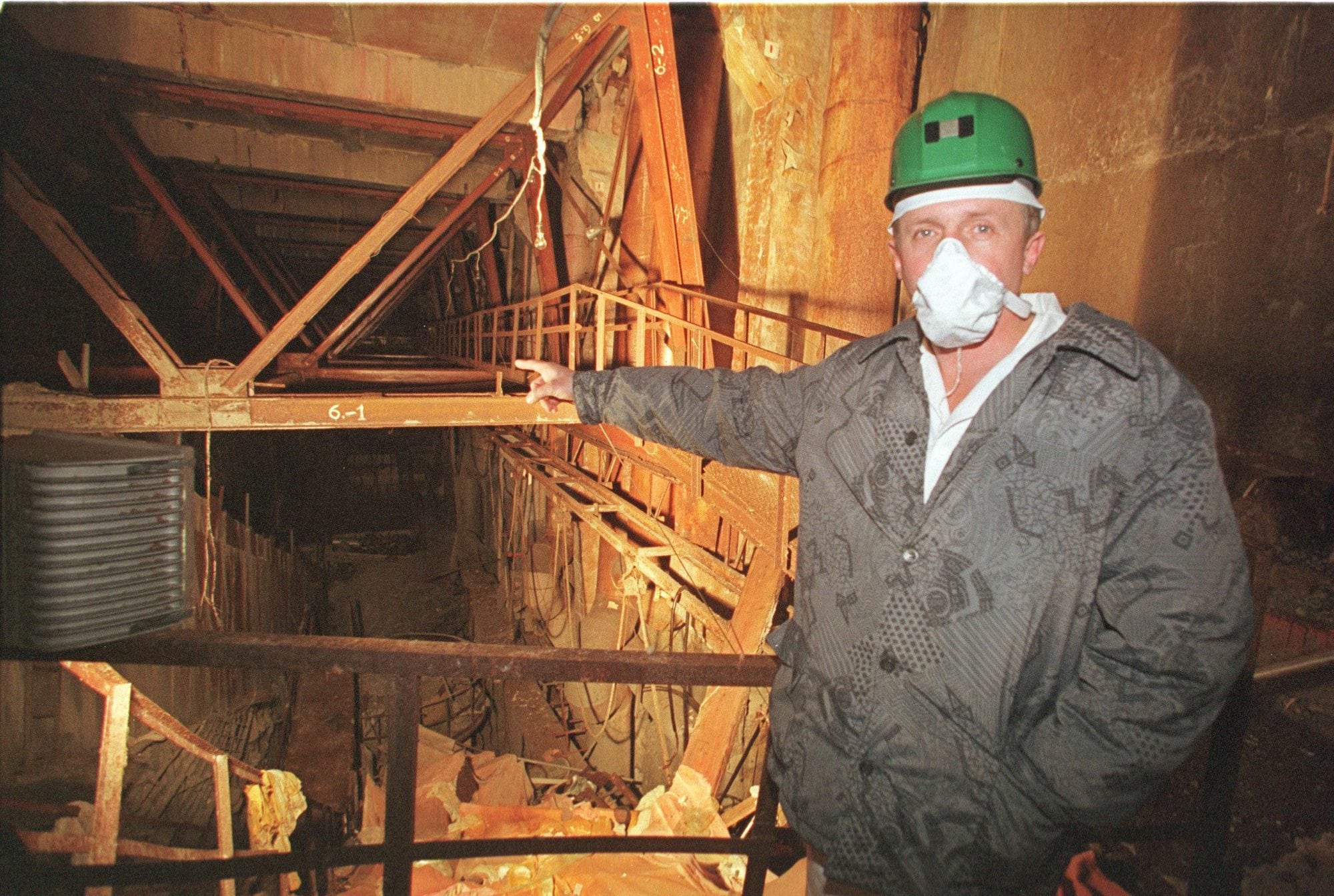 Un investigador señala el sitio del reactor No. 4 que estalló causando el desastre nuclear