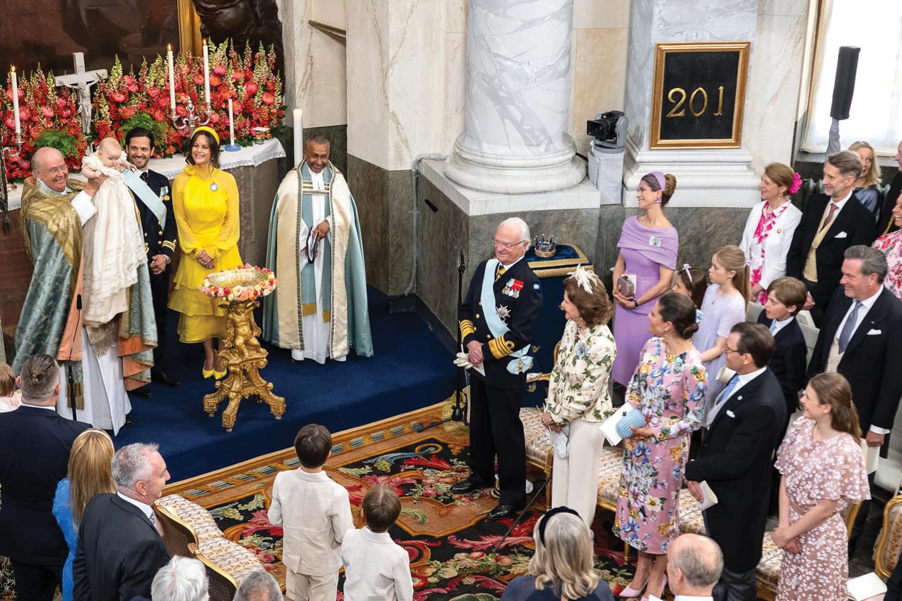 Una escena de la ceremonia, en la capilla del Palacio de Drottningholm, escenario de las ceremonias religiosas de la familia real sueca. Tras el servicio, el Rey le entregó a su novena nieta la Orden de los Serafines que tiene una cinta azul claro.