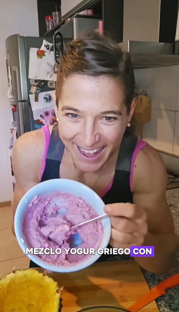 El postre está relleno de yogur griego y frutos congelados