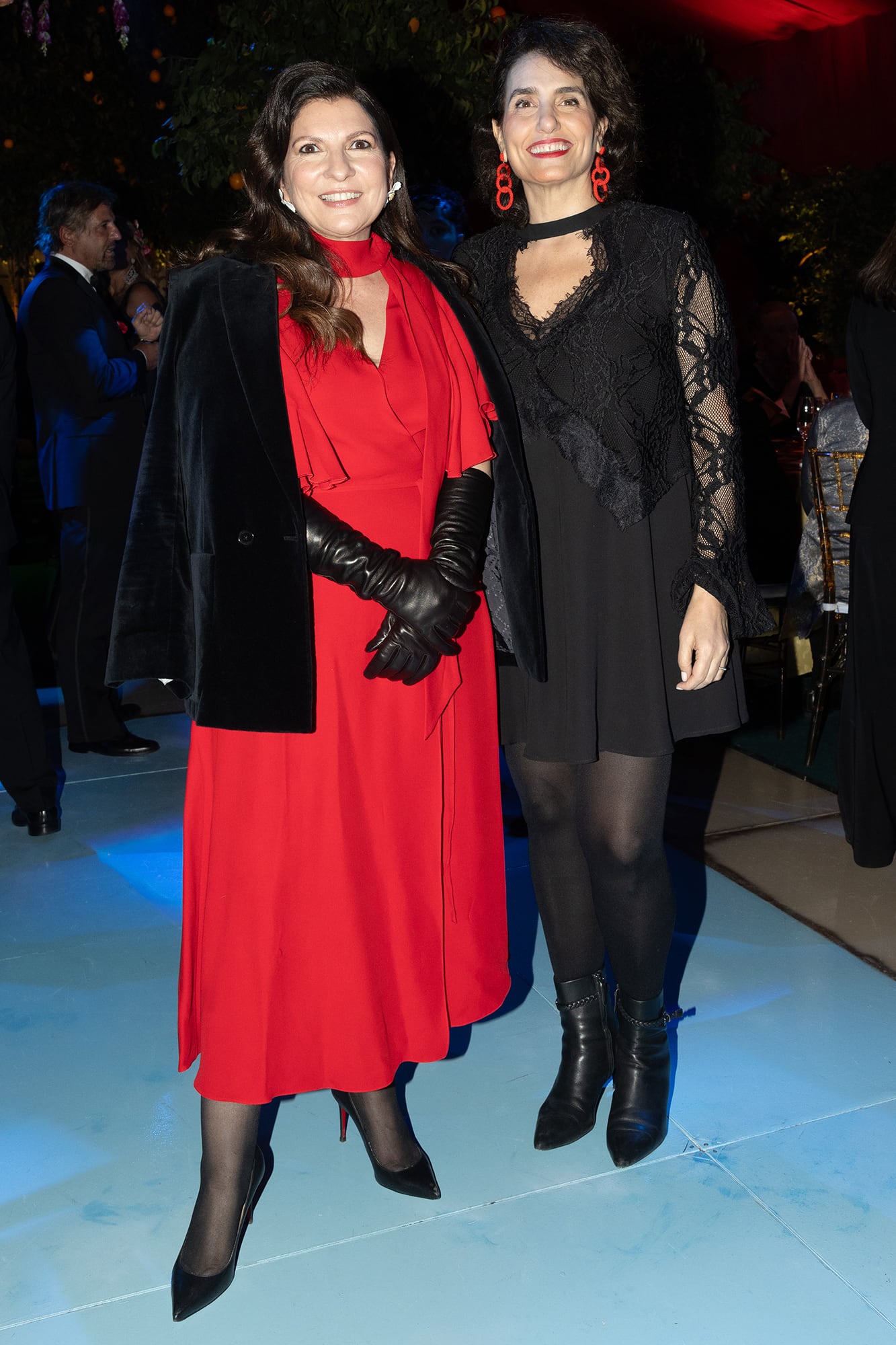 Larisa Andreani, presidenta de la Fundación Arteba, le sumó un toque sofisticado a su look con guantes de cuero largos