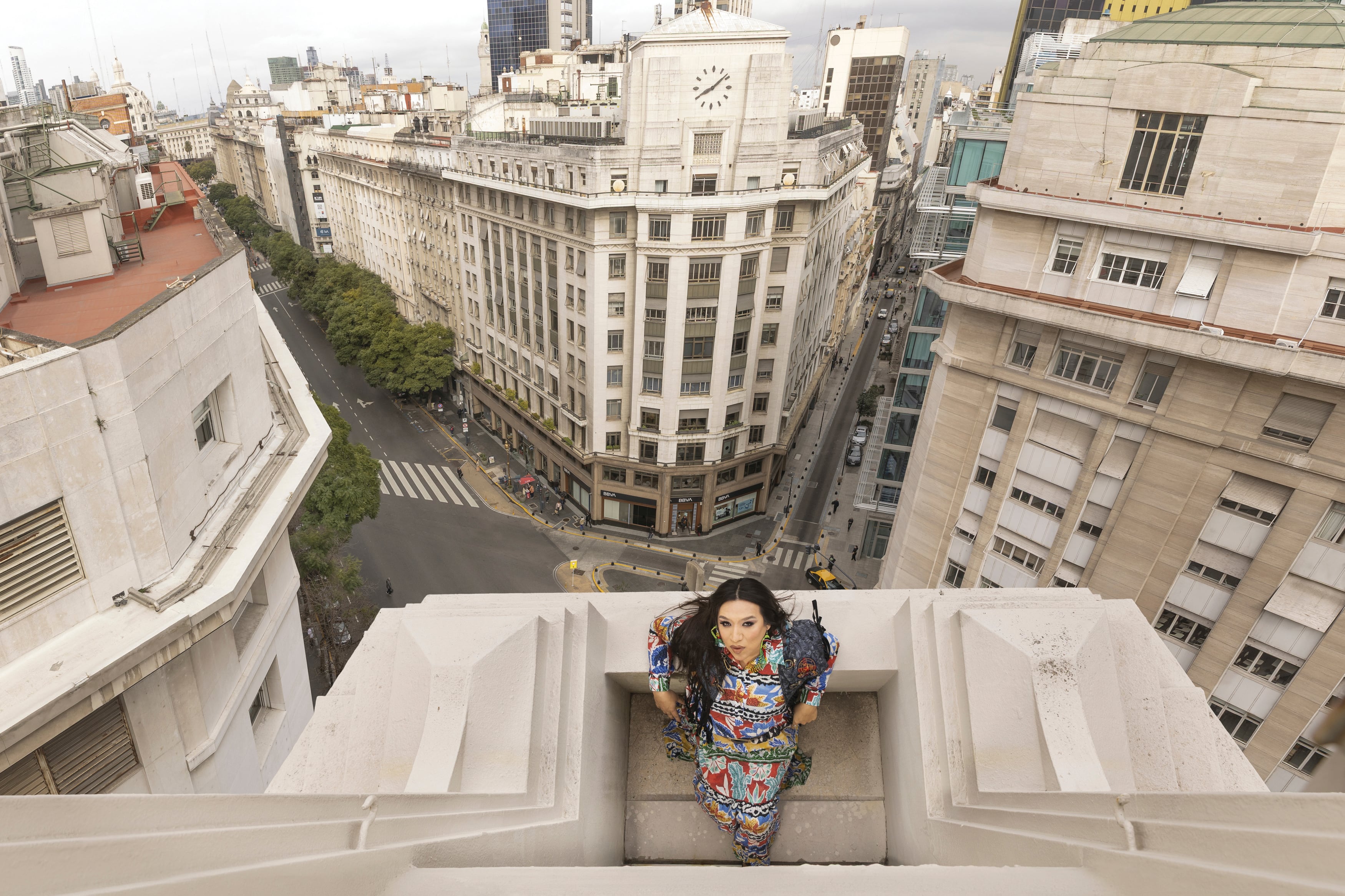 “Si me mudo a Buenos Aires, querría que fuera en un lugar donde se note que Buenos Aires es Buenos Aires”, se dijo La Chola a la hora de dejar Mendoza. Antes de desembarcar en la torre de este edificio art déco de 1933, la artista vivió primero en una fundación en el barrio de Monserrat, y luego, en un departamento en Congreso