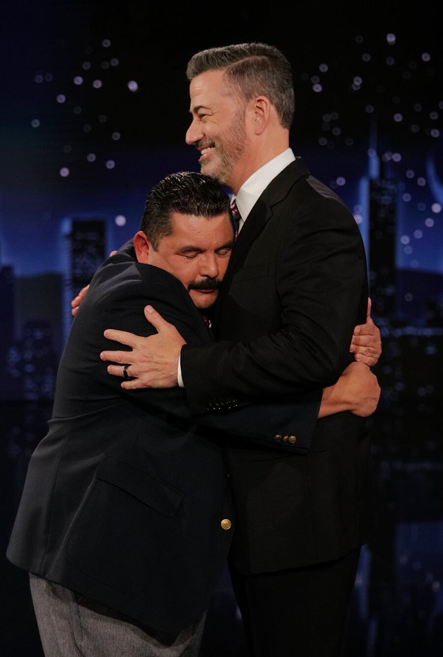 Jimmy Kimmel siendo abrazado por Guillermo Rodríguez en