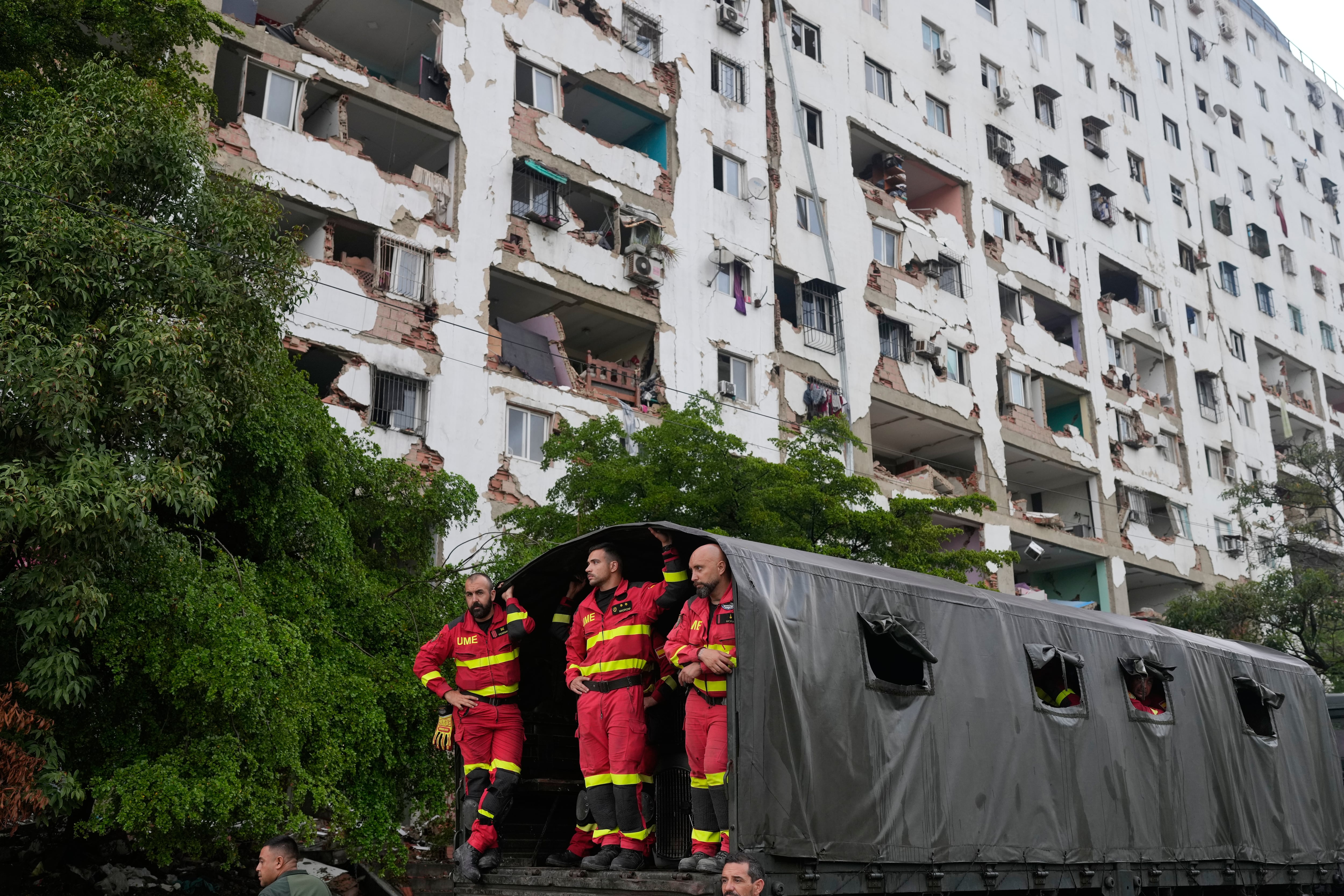 Rescatistas españoles se movilizan por el área afectada por los terremotos en La Guaira, Venezuela, el martes 30 de junio de 2026. (AP Foto/Ariana Cubillos)