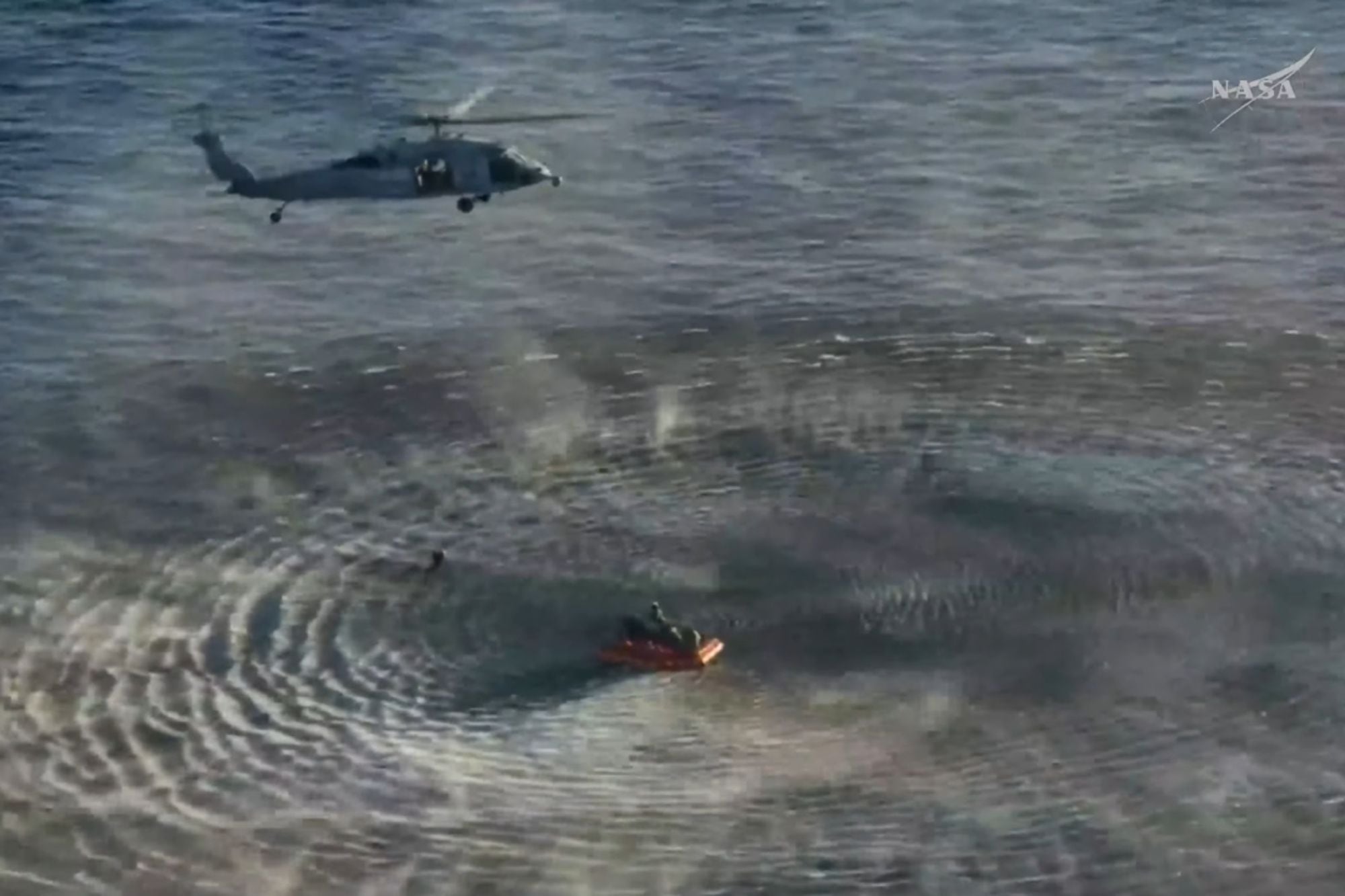 Los astronautas fueron trasladados de a uno en helicóptero