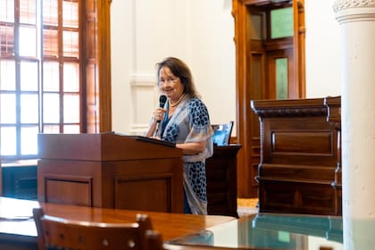 3La devoción por el estudio, transmitida por sus padres docentes, llevó a Cecilia Abbott a obtener tres titulaciones superiores de la Universidad de Texas en Austin y la Universidad de St. Thomas en Houston
