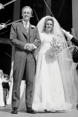 4 de julio de 1973. Camilla Shand y el mayor Andrew Parker-Bowles pasan por la Guardia de Honor después de su boda en la capilla de la Guardia, cuartel de Wellington.