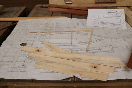 “El bote tiene una técnica de construcción que es bastante rápida, pero, sobre todo, tiene la gratificación instantánea. En la primera clase, los chicos ya pueden ver algo parecido a un bote”, explica el fundador del taller.