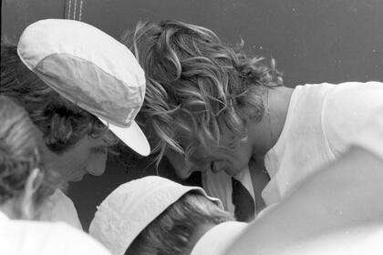 4) El primer éxito grande: Vilas asiste a Bjorn Borg en el Buenos Aires Lawn Tennis, en la final del Abierto de la República de 1973. El sueco se lesionó tras golpearse con la tarima de uno de los jueces de línea en el fondo de la cancha.