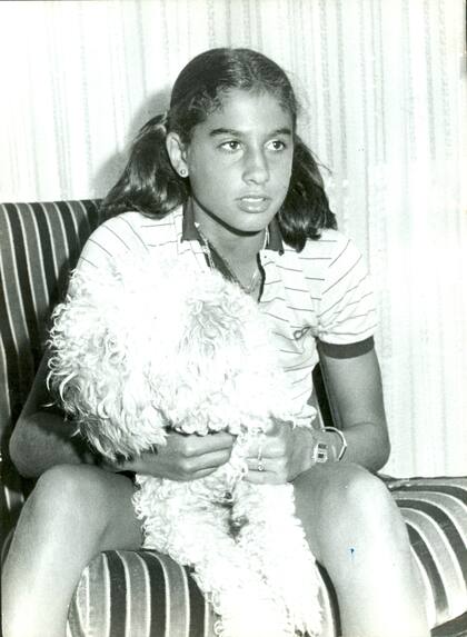 4) En febrero de 1980, en su casa de Villa Devoto, con su querido perrito York.