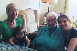 Entrevistó a su abuela durante un año y medio y sin darse cuenta dejó un gran regalo para su familia