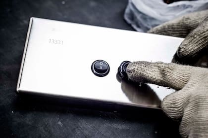 4. Subarmado del panel de llave. Botón de encendido de luz y de accionamiento de las bujías. De este paso depende el encendido del horno.