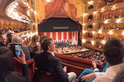 40 invitados de Navarro Correas disfrutaron desde el palco del concierto de la Orquesta Filarmónica de Buenos Aires del Teatro Colón.