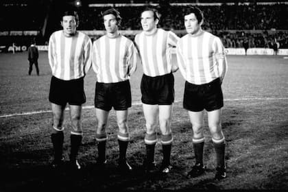 41) Conigliaro, Bilardo, Echecopar y Verón minutos antes de la final con Peñarol en Montevideo