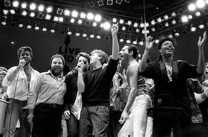 Unidos: George Michael, el promotor Harvey Goldsmith, Bono, Paul McCartney, Freddie Mercury y otros cantantes en el concierto de Live Aid de Wembley, en Londres, el 13 de julio de 1985