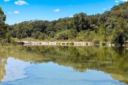 400 metros de la costa del río Blanco son parte de la propiedad. (kW Realty)