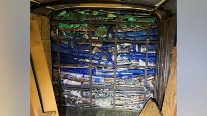 400 pistolas y escopetas de distinto calibre fueron descubiertas en las paredes de la camioneta