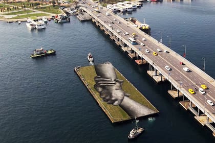 Saype llegó a los medios internacionales, a colecciones privadas y a la lista Forbes 2019 de las 30 personalidades europeas sub-30 más influyentes del arte y la cultura