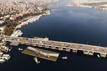 Una vista aérea muestra la obra del artista en una barcaza flotante sobre el Cuerno de Oro en Estambul, Turquía