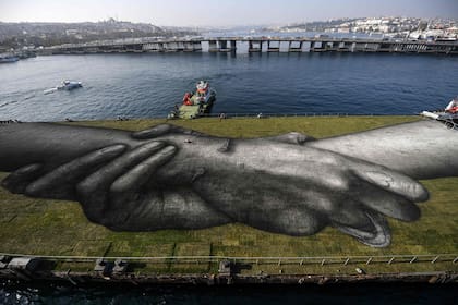 Saype inventó las pinturas que utiliza para no dañar el medio ambiente