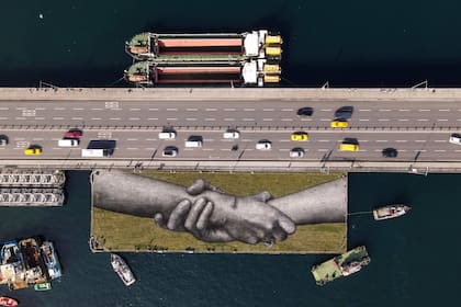 Saype supo construir su propio sello en el terreno del land art, un movimiento artístico que fusiona arte y paisajes