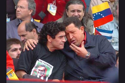 4/11/05: Hugo Chávez junto a Diego Armando Maradona durante el acto de cierre de la III Cumbre de los Pueblos, realizado en el Estadio Mundialista de Mar del Plata