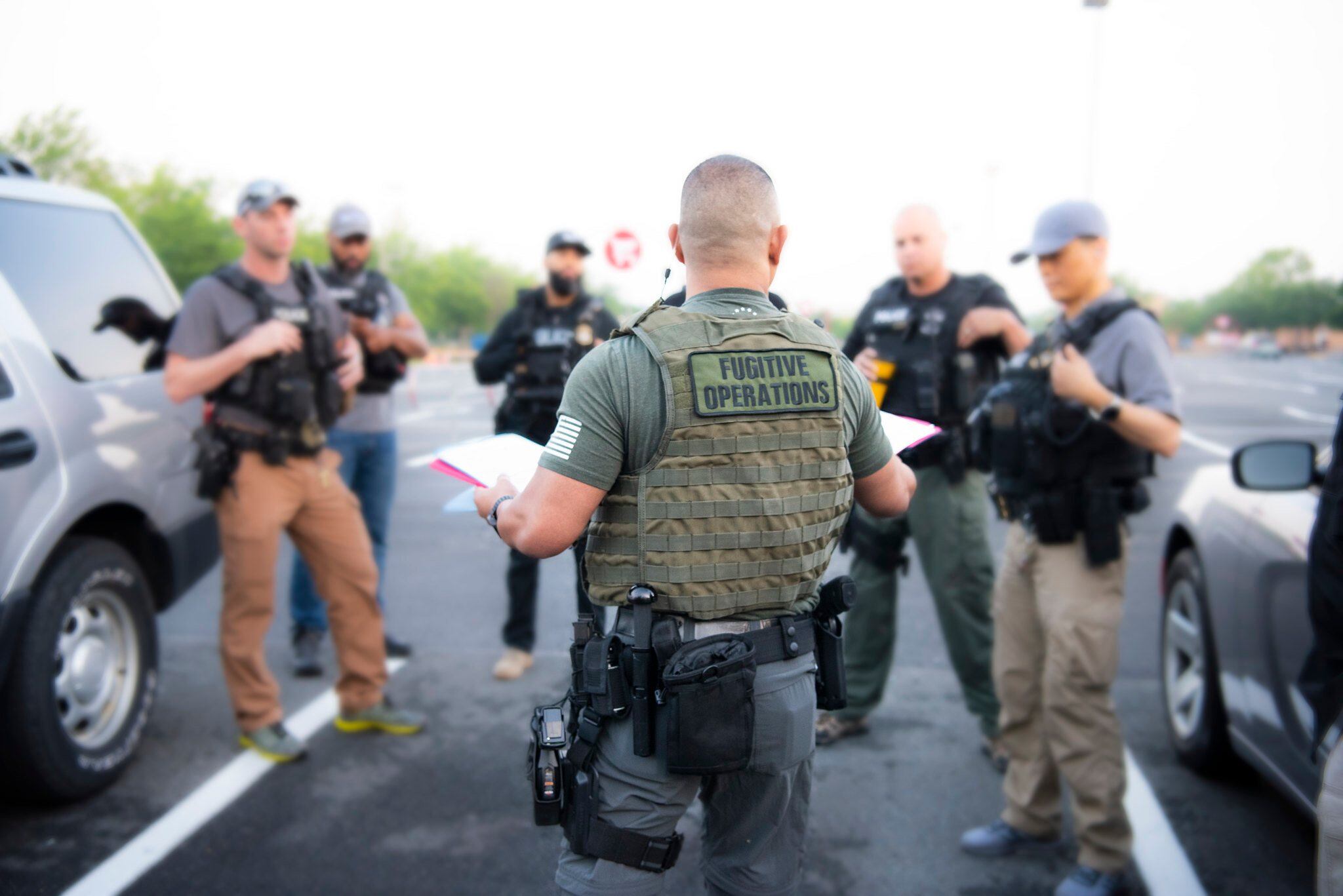 Tanto ICE como CBP están habilitados para ejercer arrestos en los lugares denominados como “sensibles” si así lo requieren